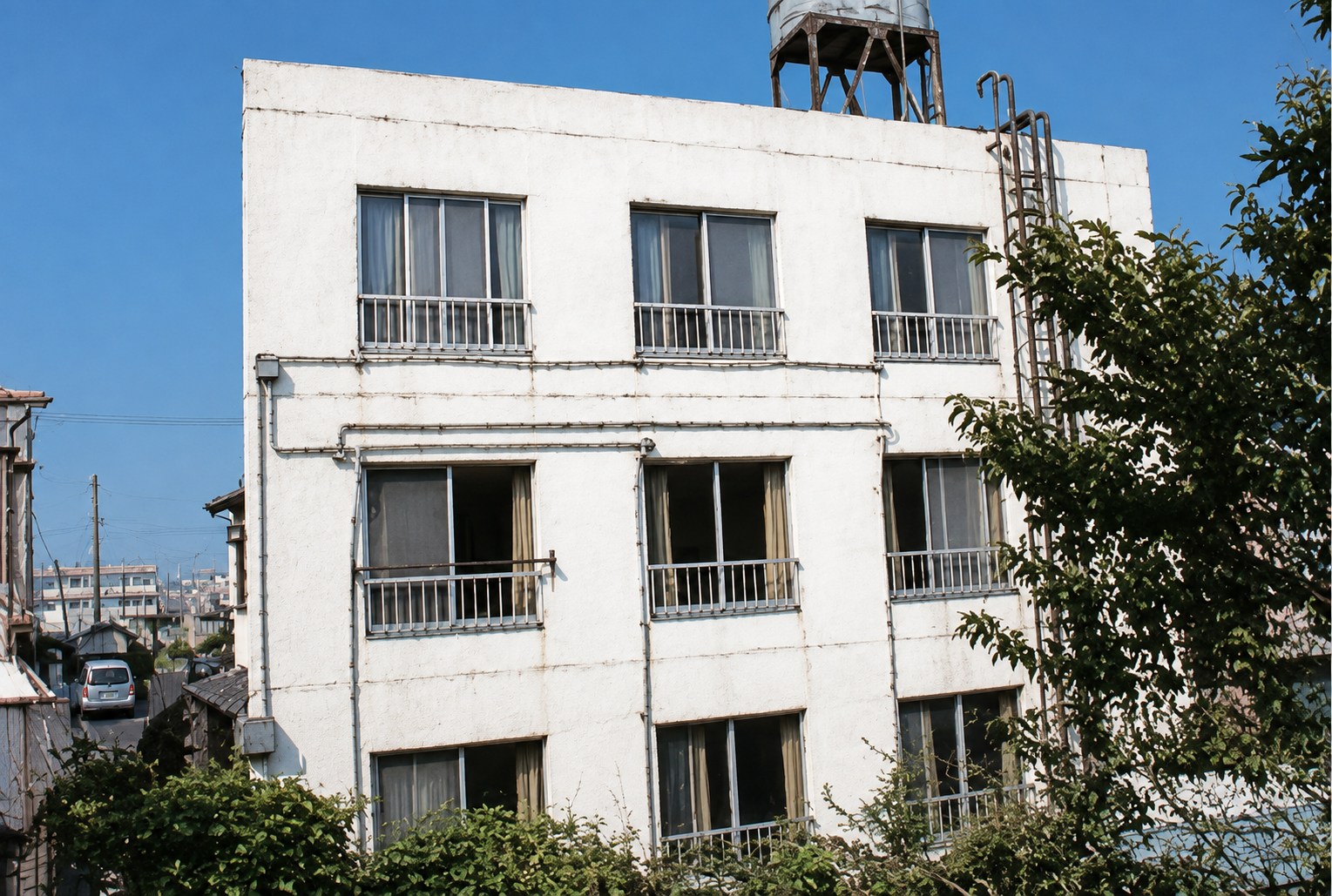 白い三階建ての民宿浜吉の外観